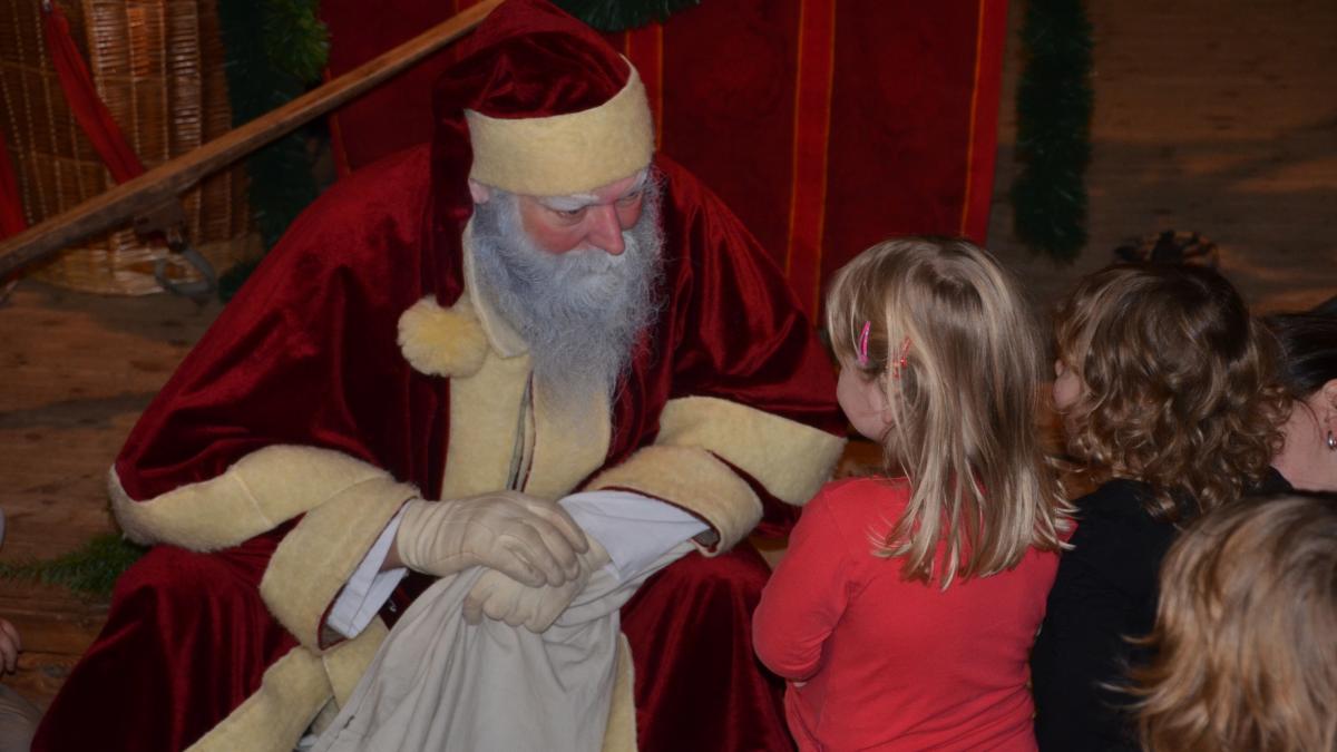Der Bollewicker Weihnachtsmann nimmt die Wünsche der Kinder entgegen